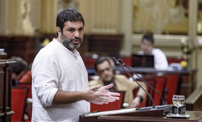 El portavoz adjunto de MÉS per Mallorca en el Parlament, Josep Ferr, en una intervención en el pleno.