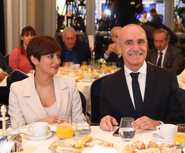 La ministra de Política Territorial y portavoz del Gobierno, Isabel Rodríguez, y el alcalde de Sevilla, Antonio Muñoz Martínez, protagonizan un desayuno informativo de Fórum Europa, en el Hotel Mandarín Oriental Ritz, a 27 de mayo de 2022, en Madrid (Espa