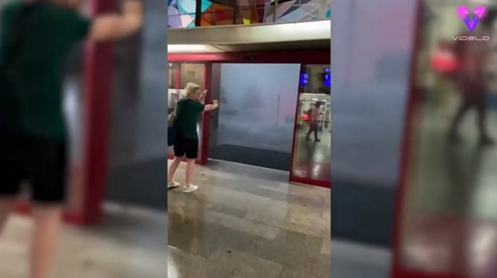 Aterradora tormenta en República Checa (Se quedan atrapados en la estación)