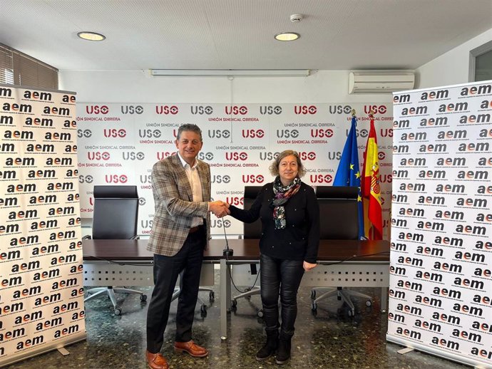 Francisco Martínez, presidente de la Asociación Española de Empresas de Mensajería (AEM), y Fernanda Correia, secretaria de Acción Sindical de la Federación de Servicios de la Unión Sindical Obrera (FS-USO)