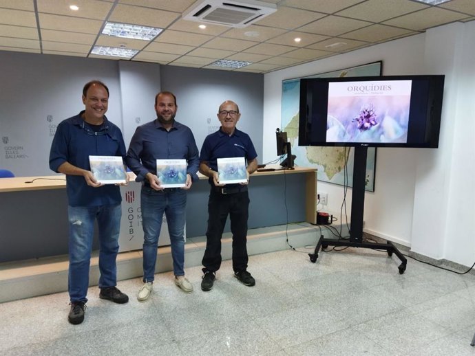 El conseller de Medio Ambiente y Territorio, Miquel Mir, en la presentación del libro 'Orquídies. Muntanyes i fotgrafs'.