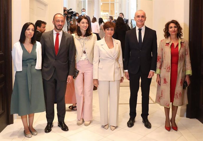 La delegada del Gobierno en Madrid, Mercedes González; el vicepresidente primero del Congreso, Gómez de Celis; la ministra de Justicia, Pilar Llop; la ministra Isabel Rodríguez; el alcalde de Sevilla, Antonio Muñoz, y la ministra Montero.