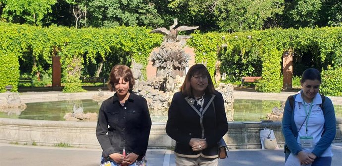 La concejala de Medio Ambiente y Desarrollo Sostenible, María Sánchez (izq), junto a la concejala de Educación, Infancia, Juventud e Igualdad, María Victoria Soto (der), durante la entrega de diplomas del IV Encuentro de la Red de Huertos Escolares