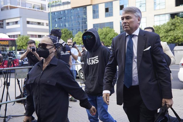 Francisco Javier García, conocido como 'El Cuco', (2d) y su madre, Rosalía García, (i) llegan a los juzgados junto al abogado Agustín Martínez (d) para la segunda sesión del juicio por presunto delito de falso testimonio