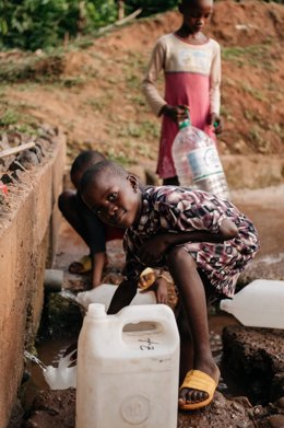 Niños de Camerún llenan sus bidones de agua limpia mediante una infraestructura instalada gracias a la colaboración de AUARA