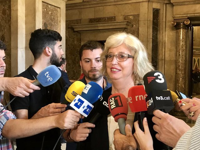 Archivo - L'exconsellera d'Educació de la Generalitat Irene Rigau en una atenció als mitjans