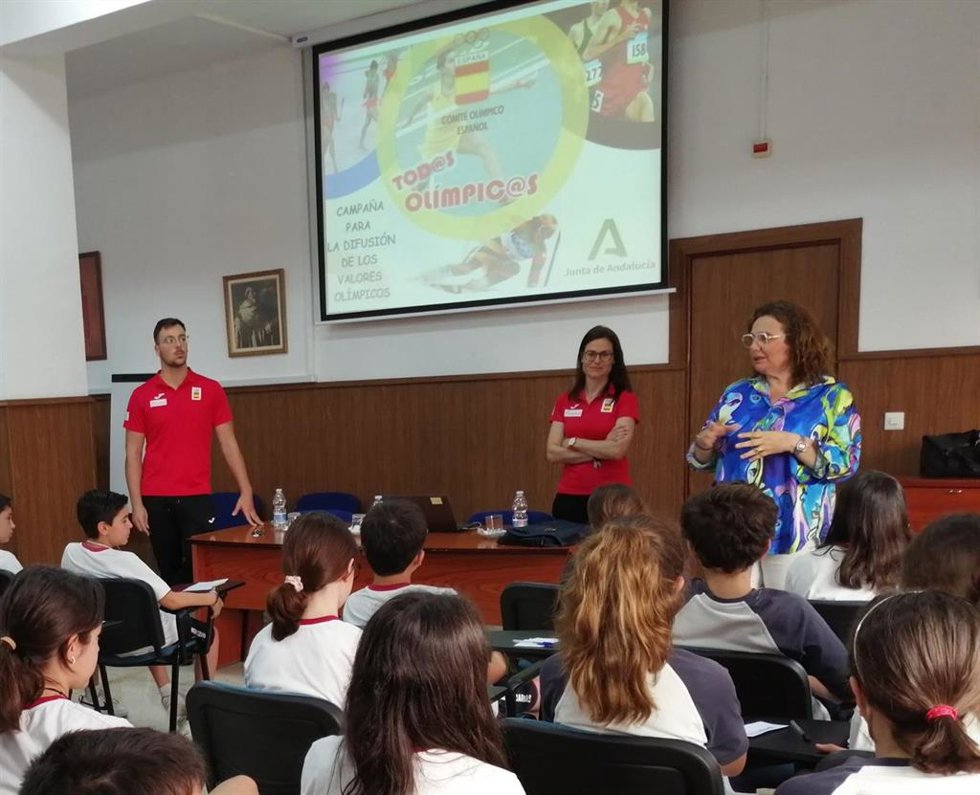 La delegada territorial de Educación y Deporte en Sevilla, María José Eslava, junto a los deportistas Muriel Bujalance y Carlos González, participa en la tercera edición del programa 'Todos Olímpicos' en el CDP Nuestra Señora de la Merced.