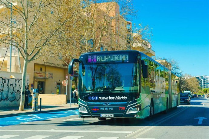 Autobús híbrido de la EMT Málaga en una de las calles de la ciudad