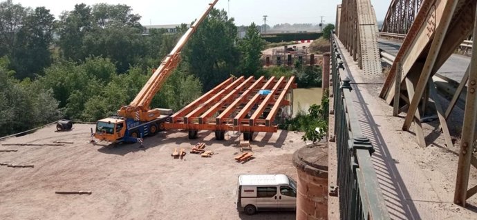 Montaje del puente provisional que facilitará el paso de vehículos durante las obras de reconstrucción del Puente de Hierro de Villa del Río.