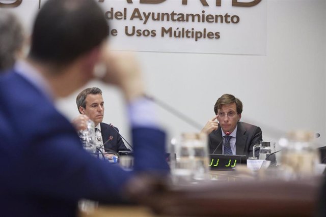 El concejal de Cs y presidente de la comisión, Santiago Saura (i) y el alcalde de Madrid, José Luis Martínez-Almeida (d), en la última sesión de la comisión de investigación municipal sobre el presunto espionaje a la presidenta de la Comunidad de Madrid 