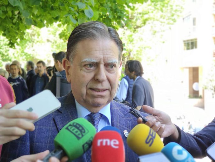 El alcalde de Oviedo, Alfredo Canteli, atiende a los medios.