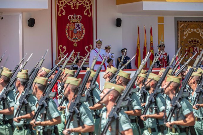 Archivo - Militares desfilando frente al Rey en el Día de las Fuerzas Armadas de 2019, en Sevilla