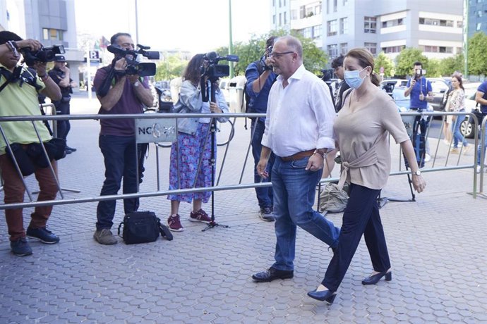 Los padres de Marta del Castillo entran en los juzgados.
