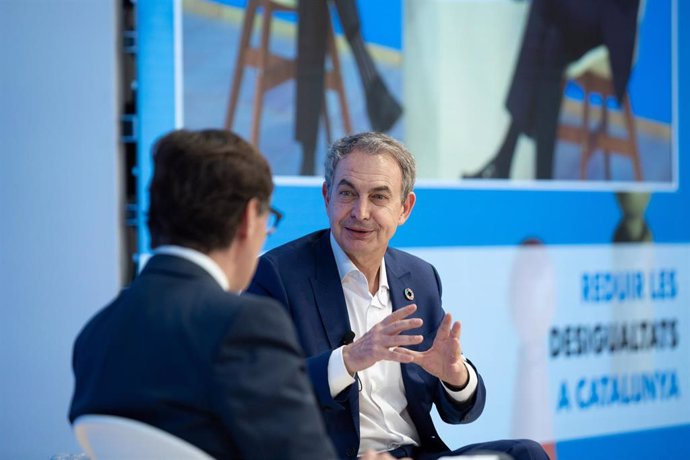 El primer secretario del PSC, Salvador Illa (i) y el expresidente del Gobierno, José Luis Rodríguez Zapatero (d), durante la jornada 'Reduir les desigualtats a Catalunya', en la sede de la Fundación Rafael Campalans, a 27 de mayo de 2022, en Barcelona, 