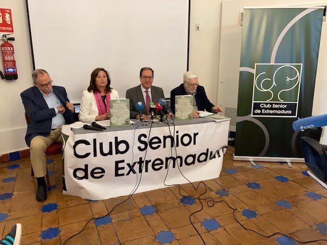 Miembros del Club Senior durante la presentación del informe de situación de Extremadura 2022.