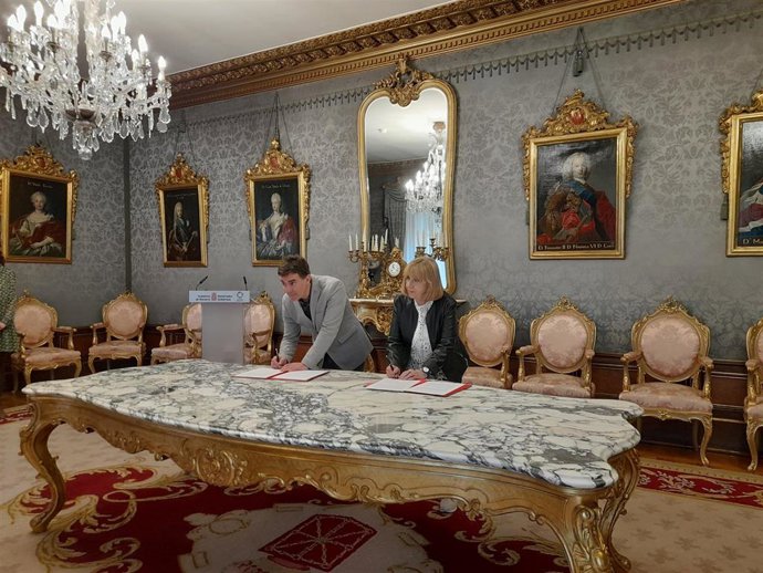El Consejero De Políticas Migratorias Y Justicia Del Ejecutivo Foral, Eduardo Santos, Y La Representante De La Asociación De Apoyo Mutuo Clara Equiza, Durante La Firma Del Convenio