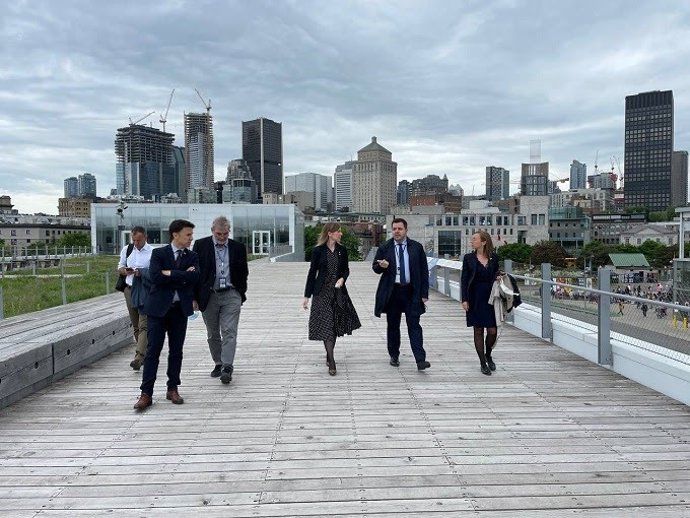La consellera d'Acció Exterior i Govern Obert de la Generalitat, Victria Alsina (al centre), durant una visita a Mont-real (Canad)