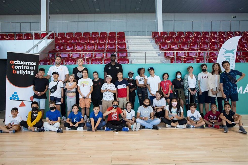 Felipe Reyes, Osas Ehigiator y Lucila Pascua, en un acto de Actua Contra el Bullying de ACB y la Fundación Rafa Nadal