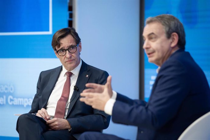 El primer secretario del PSC, Salvador Illa (i) y el expresidente del Gobierno, José Luis Rodríguez Zapatero (d), durante la jornada 'Reduir les desigualtats a Catalunya', en la sede de la Fundación Rafael Campalans, a 27 de mayo de 2022, en Barcelona, 