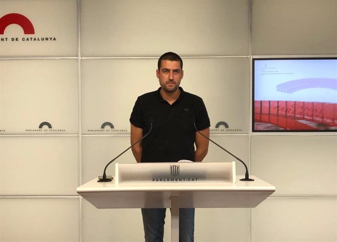 El portavoz de la plataforma Stop Jocs Olímpics, Bernat Lavaquiol, en rueda de prensa en el Parlament