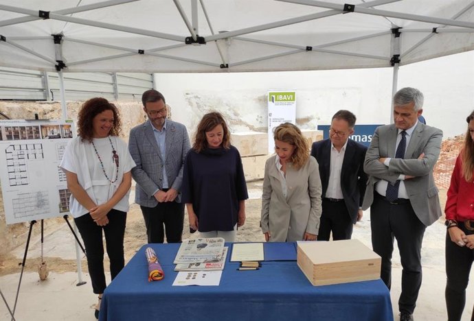 La presidenta del Govern, Francina Armengol, y la ministra de Transportes, Movilidad y Agenda Urbana, Raquel Sánchez, en el acto de colocación de la primera piedra de una nueva promoción de VPO en Palma.