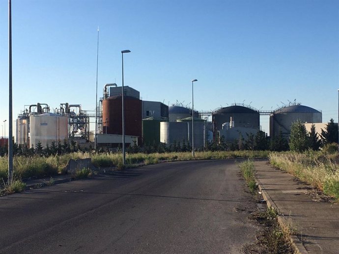 Imagen de esta mañana de la planta de Biodiésel de Calahorra, una vez extinguido el fuego tras la explosión de ayer en la que murieron dos trabajadores
