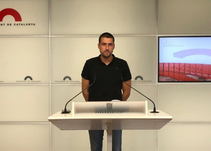 El portaveu de la plataforma Stop Jocs Olímpics, Bernat Lavaquiol, en una roda de premsa al Parlament
