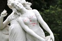 Denuncian la aparición de una "pintada machista" en una escultura del Paseo de Francia de San Sebastián