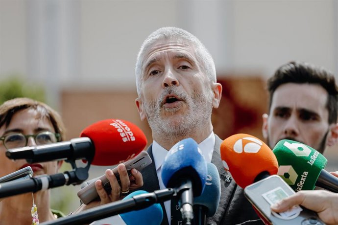 El ministro de Interior, Fernando Grande-Marlaska, ofrece declaraciones a los medios, durante el acto de conmemoración del 178 aniversario de la fundación de la Guardia Civil, en el Colegio de Guardias Jóvenes Duque de Ahumada de Valdemoro, a 12 de m