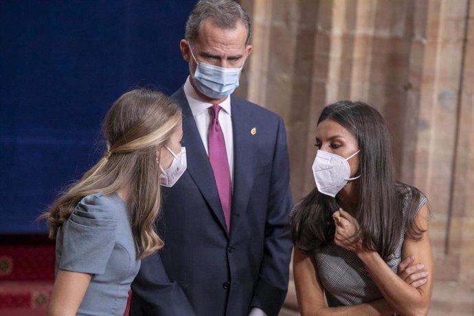 Archivo - (I-D) La Princesa de Asturias; el rey Felipe VI y Letizia, durante el recibimiento en audiencia a los galardonados con las Medallas de Asturias 2012, en el Hotel de la Reconquista, a 22 de octubre de 2021, en Oviedo.