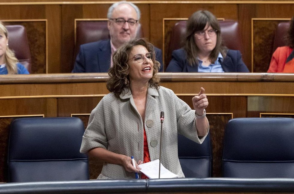 La ministra de Hacienda y Función Pública, María Jesús Montero, interviene en una sesión plenaria en el Congreso de los Diputados, a 25 de mayo de 2022, en Madrid (España).