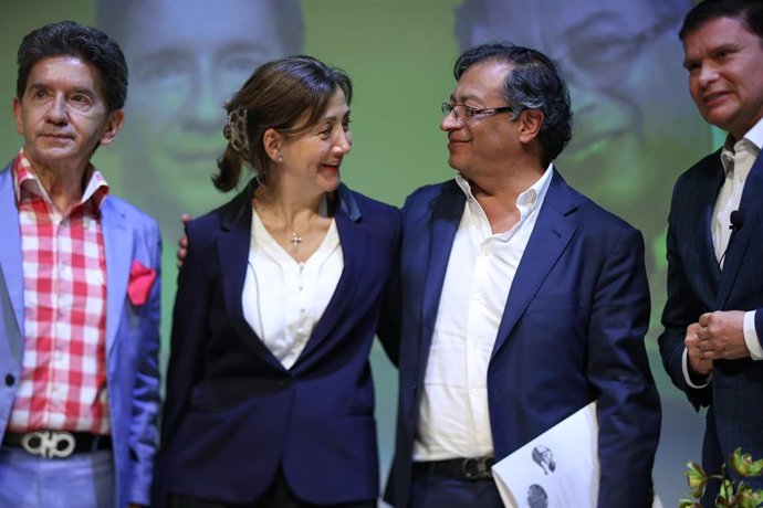 Archivo - 29 March 2022, Colombia, Bogota: (L-R) Luis Perez, candidate for Colombia's presidency for the Piensa en Grande movement, Ingrid Betancourt, candidate for the Green Party, Gustavo Petro, candidate for the Pacto Historico coalition, and John Mi