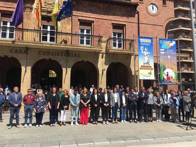 Minuto de silencio en Calahorra con la presidenta del Gobierno, Concha Andreu, y la alcaldesa, Elisa Garrido