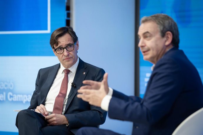 El primer secretari del PSC, Salvador Illa (e), i l'expresident del Govern central José Luis Rodríguez Zapatero durant la jornada