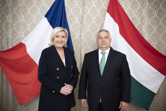 La política ultraderechista francesa Marine Le Pen y el primer ministro de Hungría, Viktor Orbán