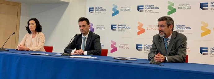 En el centro, el alcalde de Burgos, Daniel de la Rosa, junto a representantes de los congresos de Angiología y Enfermería Vascular que se celebrarán próximamente en la ciudad.