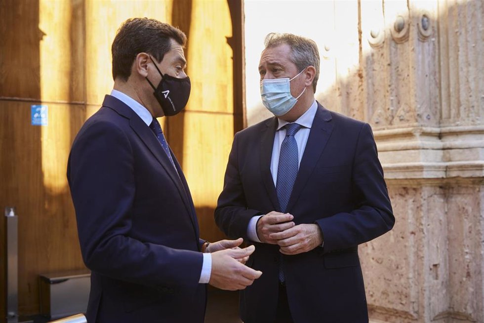 Archivo - El presidente de la Junta, Juanma Moreno, (i) dialoga con el Senador electo, Juan Espadas, (d) en la puerta del Parlamento durante la designación como Senador por la comunidad autónoma andaluza, a 15 de diciembre de 2021 en Sevilla (Andalucía,