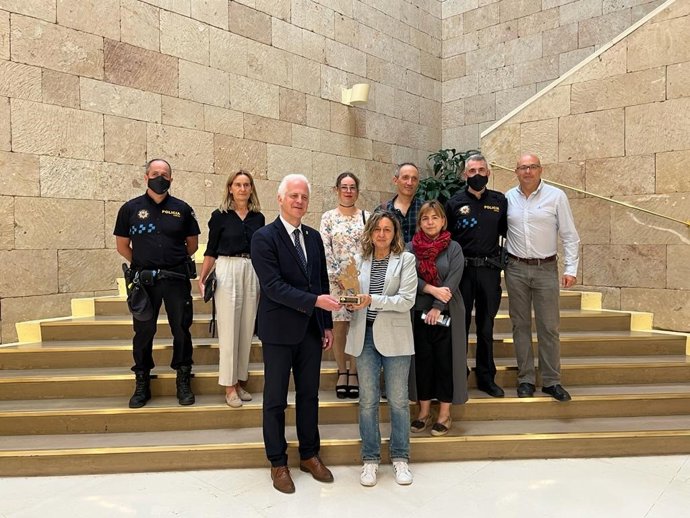 Hermoso de Mendoza y Castro, con el premio de 'Ciudad Amiga de los animales' concedido a Logroño