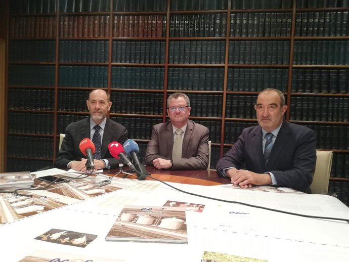 Dueñas, en el centro de la imagen, en la presentación del libro 'Acor. 60 años de historia'