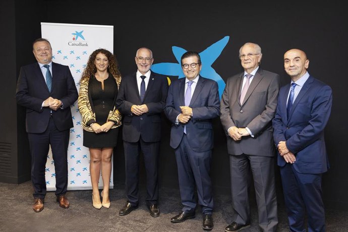 El presidente de Fepeco, Óscar Izquierdo y el director territorial de Caixabank, Juan Raón Fuertes (en el centro) en la firma del convenio de colaboración