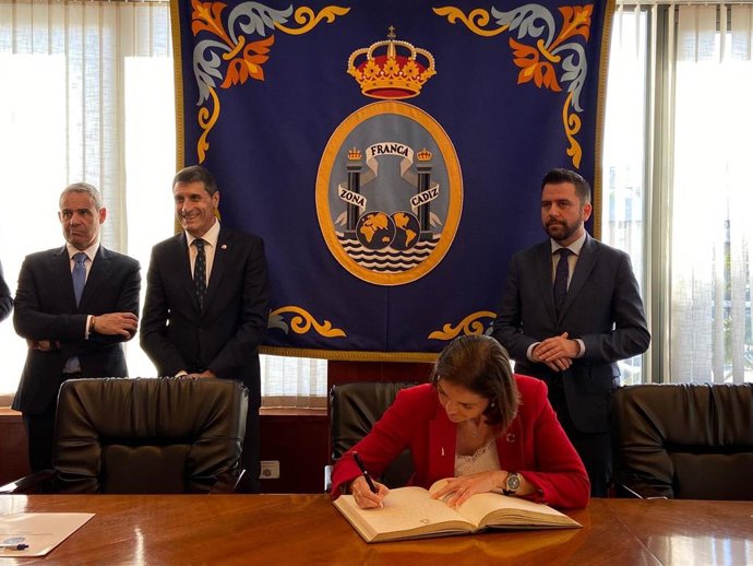 Reyes Maroto firmando en el Libro de Honor de la Zona Franca de Cádiz.