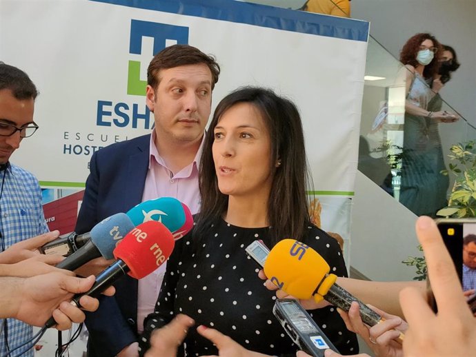 La consejera de Educación, Esther Gutiérrez, anuncia el cambio de fecha del inicio de las clases.