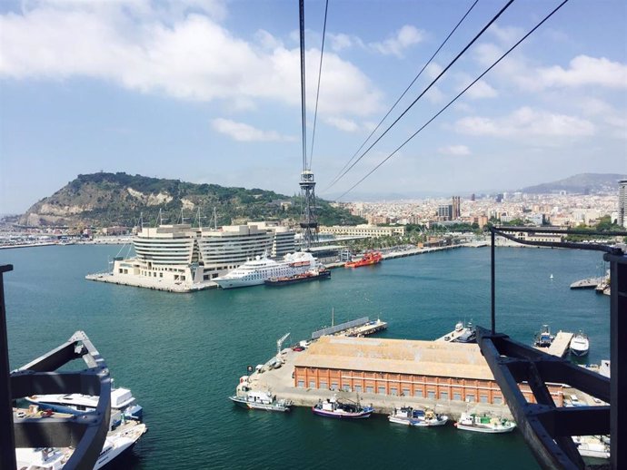 Un crucero atracado en el Puerto de Barcelona.