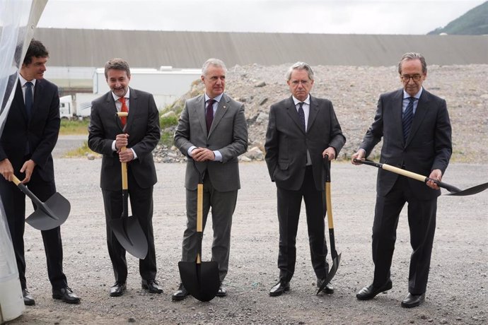 El diputado general de Bizkaia, Unai Rementeria, Josu Jon Imaz (Repsol), el Lehendakari, Iñigo Urkullu, Emiliano López Atxurra (Petronor), y Gregorio Villalabetia, (Kutxabank) en el inicio de las obras del hub de descarbonización en el Puerto de Bilbao