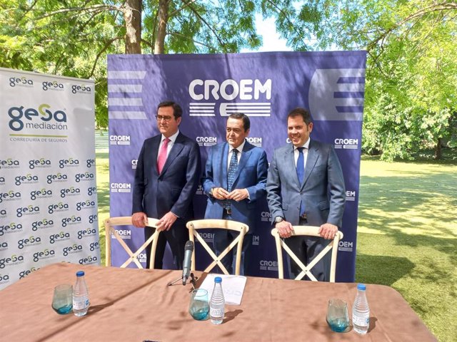 De izquierda a derecha, el presidente de CEOE, Antonio Garamendi; el presidente de CROEM, José María Albarracín, y el presidente de CEPYME, Gerardo Cueva