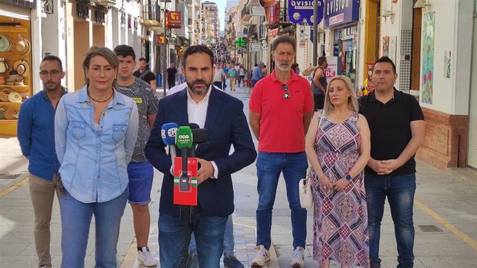 El secretario general del PSOE de Málaga, Daniel Pérez, y la candidata número dos del PSOE al Parlamento andaluz por Málaga, Isabel Aguilera, en un acto en Ronda