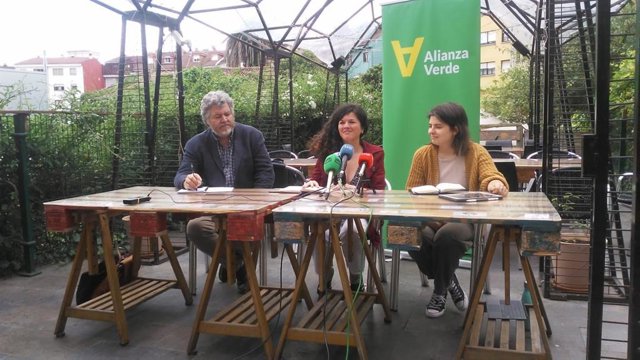 Sofía Castañón, coordinadora de Podemos Asturies y diputada en el Congreso, Juantxo López de Uralde, coordinador federal de Alianza Verde y diputado de Unidas Podemos en el Congreso, y Alicia Pajón Fernández, coordinadora autonómica.