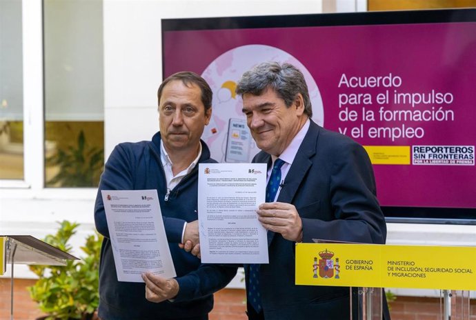 Alfonso Bauluz y José Luis Escrivá tras la firma del acuerdo para ayudar a profesionales de la comunición procedentes de Ucrania y Afganistán.