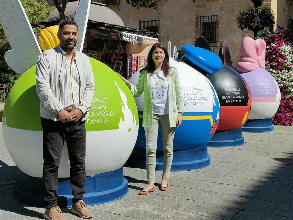 La concejala de Medio Ambiente del Ayuntamiento de Salamanca, Miryam Rodríguez (d), y el gerente regional de Ecovidrio, José Carlos Agustina (i), delante de los iglús en Salamanca