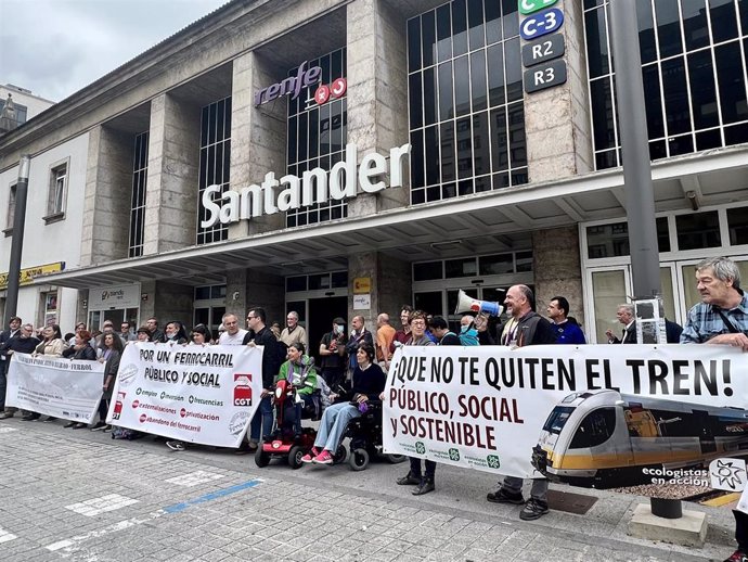 Movilización en defensa del ferrocarril en la estación de Santander